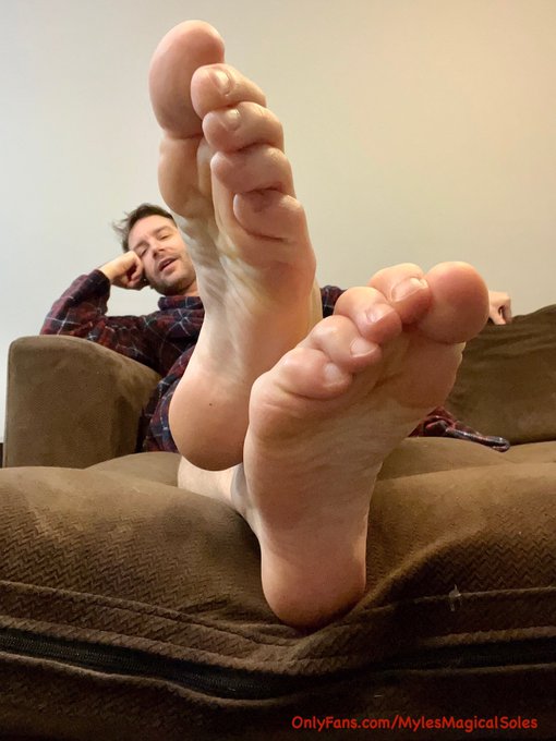 You wanna see my toes do you pup? I suppose I could scrunch them for you. FULL set on OF! https://t.