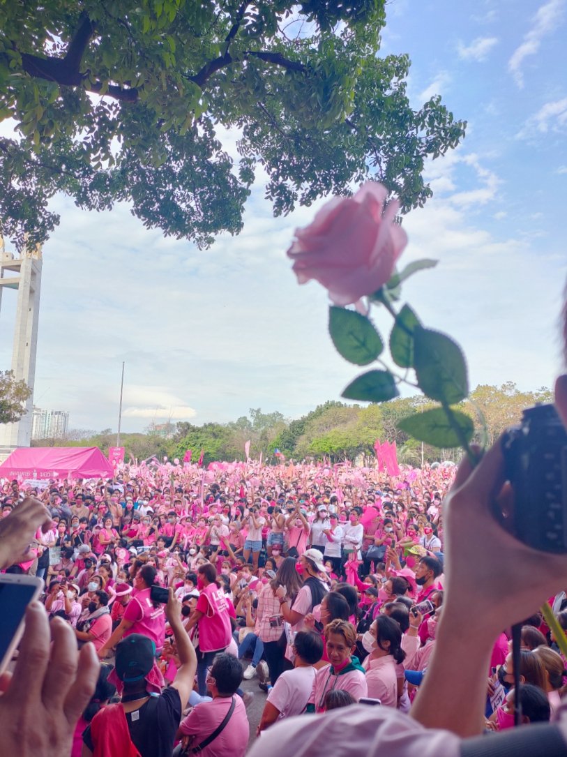 kuyagaaab's tweet photo. Panalo na sa Kyusi! Si Leni! Leni!! LENIII!!! 🌸🌸🌸

#PinkSunday #LetLeniLead #KulayRosasAngBukas #KulayRosasAngCircle #LeniKiko2022 #TheLastManStandingIsAWoman #AbanteBabae #AngatBuhayLahat #AkoSiLenLen #TayoSiLenLen https://t.co/RxHngbzdAl