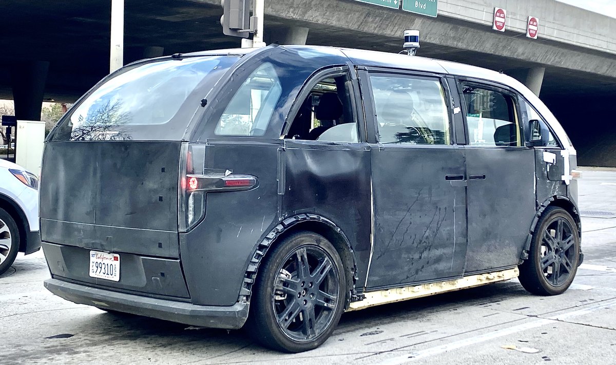 ShorealoneFilms's tweet photo. I Spy a 2023? #CANOO EV test mule feat a new #SelfDriving radome #TestCars #AutoMule 02-15-22 WOW !! https://t.co/ODwLu8QqQA