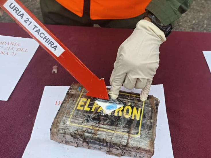 FreddyBernal's tweet photo. Gracias a efectivos de la GNB ubicados en el Punto de Control Vega de Aza se detuvo a Pedro Martínez Corro, a quien se le incautó 151 panelas de cocaína de aproximadamente 161 kg procedente de Colombia con destino a Caracas. El detenido se encuentra a la orden del @MinpublicoVEN. https://t.co/sKJsGIpzCJ