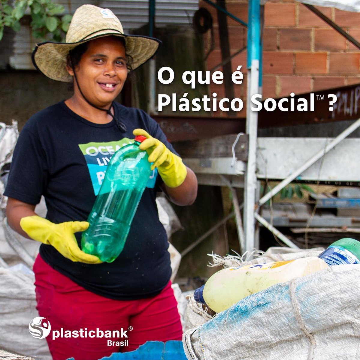 PlasticBankBRA's tweet photo. O que acontece com o plástico quando é entregue em nossos pontos de coleta no Brasil?

Plásticos coletados próximos aos oceanos são classificados, reciclados e reprocessados em matéria-prima, também conhecida como Plástico Social™. https://t.co/dnI89Q3rGi