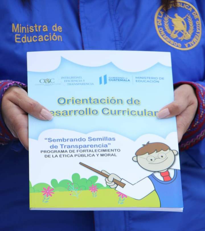 MineducGT's tweet photo. Como parte del recorrido de entrega del Manual de Orientación de Desarrollo Curricular Sembrando Semillas de Transparencia, la #MinistraClaudiaRuíz y el Contralor Edwin Salazar se encuentran en #EODP anexa a Escuela J. Adrián Coronado en La Antigua Guatemala, Sacatepéquez. https://t.co/e5nKbVZdtT