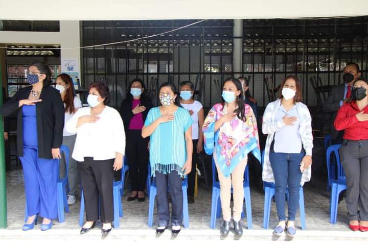 MineducGT's tweet photo. Como parte del recorrido de entrega del Manual de Orientación de Desarrollo Curricular Sembrando Semillas de Transparencia, la #MinistraClaudiaRuíz y el Contralor Edwin Salazar se encuentran en #EODP anexa a Escuela J. Adrián Coronado en La Antigua Guatemala, Sacatepéquez. https://t.co/e5nKbVZdtT