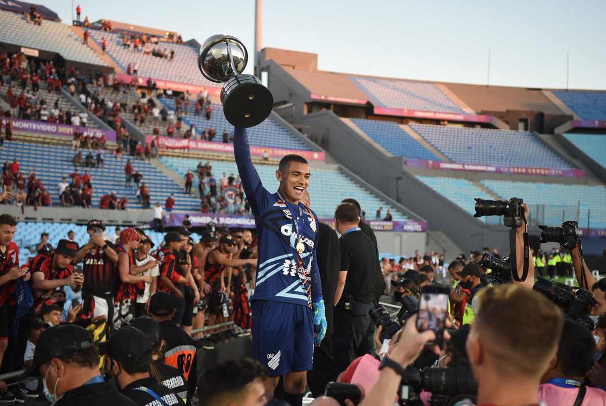 ConmebolRecopa's tweet photo. 🧤🌪️ Um ídolo! Santos já levantou 2⃣ vezes a taça da @SudamericanaBR e defende o gol do @AthleticoPR por um novo título: a CONMEBOL #Recopa 2022.

🔜🏆 Quarta-feira tem final! https://t.co/6l4KXpWTOV