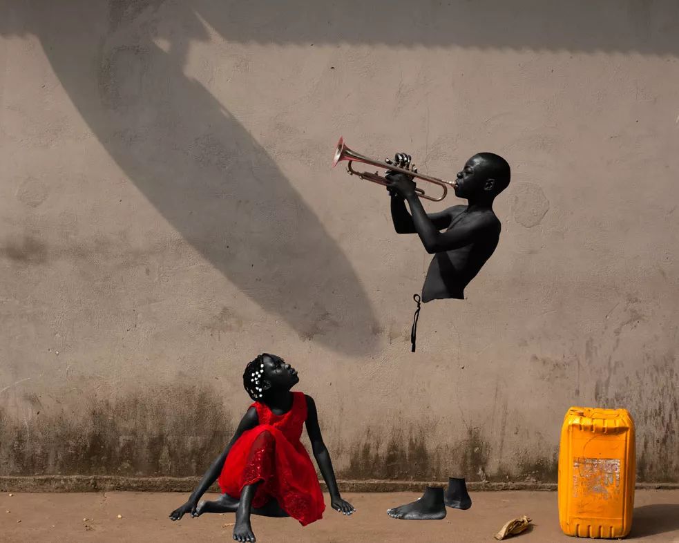 #UneOeuvreUnJour 

« Young Louis Armstrong », 2022
Photographie, Courtesy of the artist. 

By Robert Nzaou (Né en 1976 au Congo – Vit &amp; Travaille entre : #PointeNoire/#Congo et #Captown/#South Africa). 

#blackhistorymonth #everydayafrica #Asakan #streetphotography #art #Africa