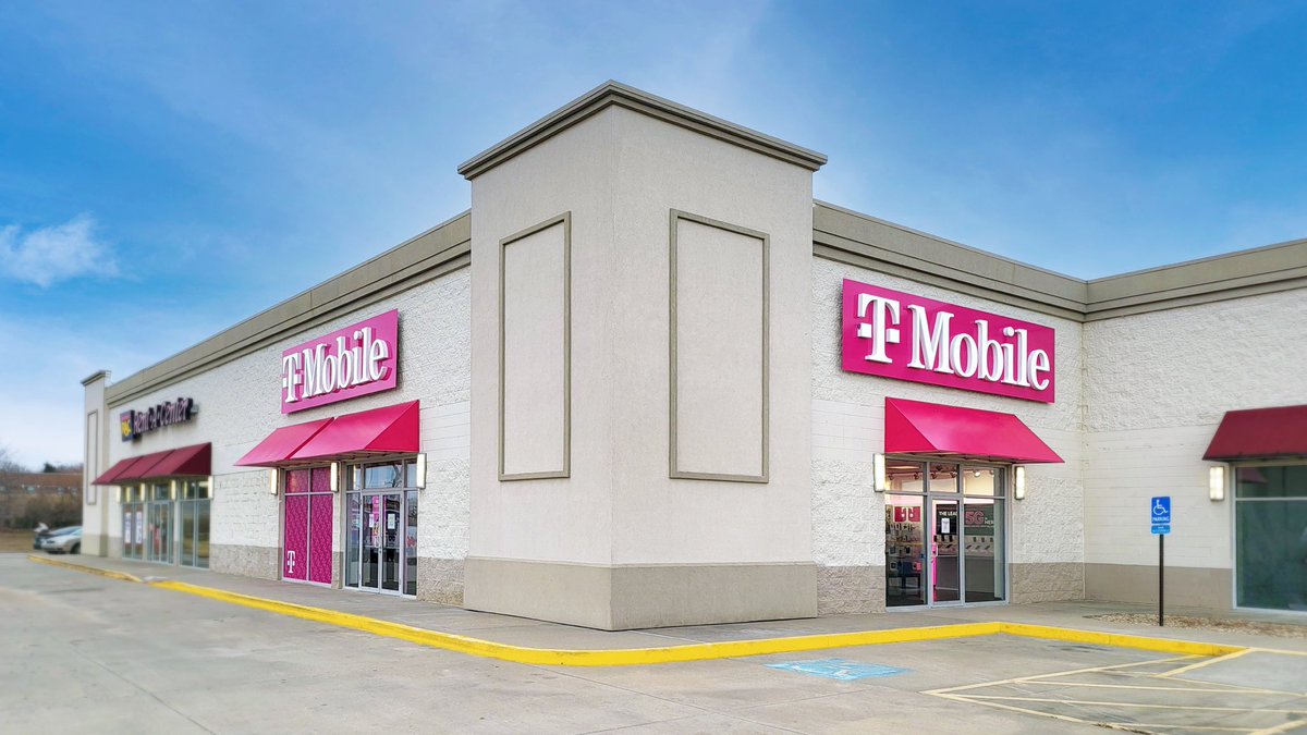 JonFreier's tweet photo. What’s better than one BIG @Tmobile sign? TWO! 

Back in September, we announced Fort Scott, Kansas as one of the winners in our Hometown Grant program &amp; now, we've opened our first store in town! 🎉 https://t.co/XH2npRsaOi