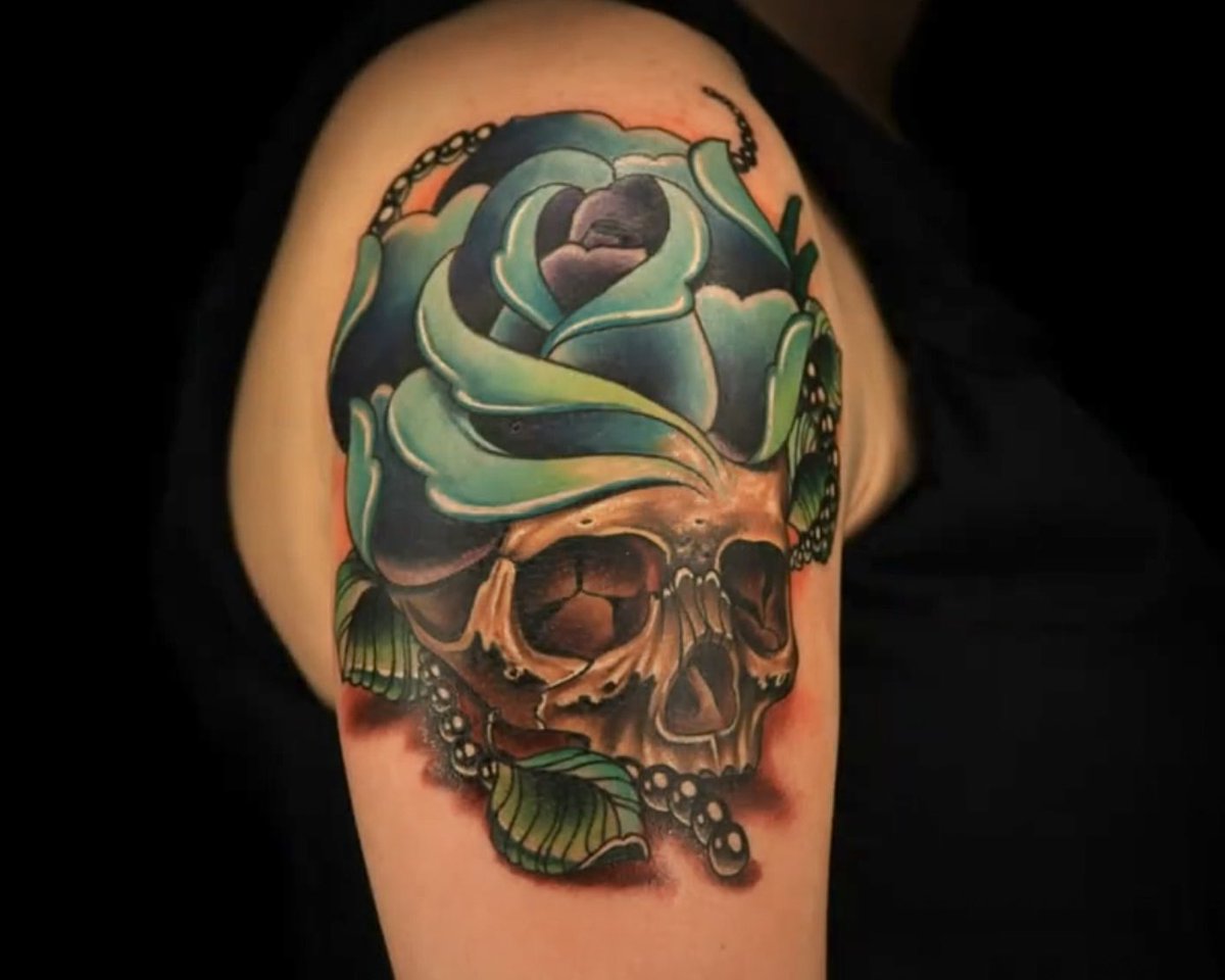 inkmaster's tweet photo. An absolute ✨classic✨ by @TATUBABY really love this piece. The darkness of death mixed with the beauty of a blooming flower. Colors are perfect. #InkMaster https://t.co/DHjfa8mgXI