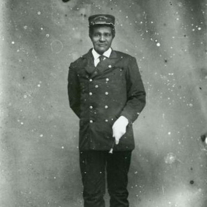 MarkhamFire's tweet photo. In honour of #BlackHistoryMonth, we'd like to remember Molly Williams- the first known #femalefirefighter. In 1818, weather and influenza affected the male firefighters of NYC. At this time, 71 y/o Williams hauled the pumper out into a blizzard in her dress and fought the fire. https://t.co/FyPOB90ydM