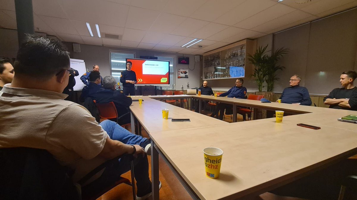 Vanavond start van de gloednieuwe leergang oefenleider. Een cruciale functie op postnivevau binnen onze oefenorganisatie. Door meerdere collega's is deze opleiding doorontwikkeld en passend gemaakt bij de oefensystematiek van <a href="/BrandweerZHZ/">Brandweer Zuid-Holland Zuid</a>.