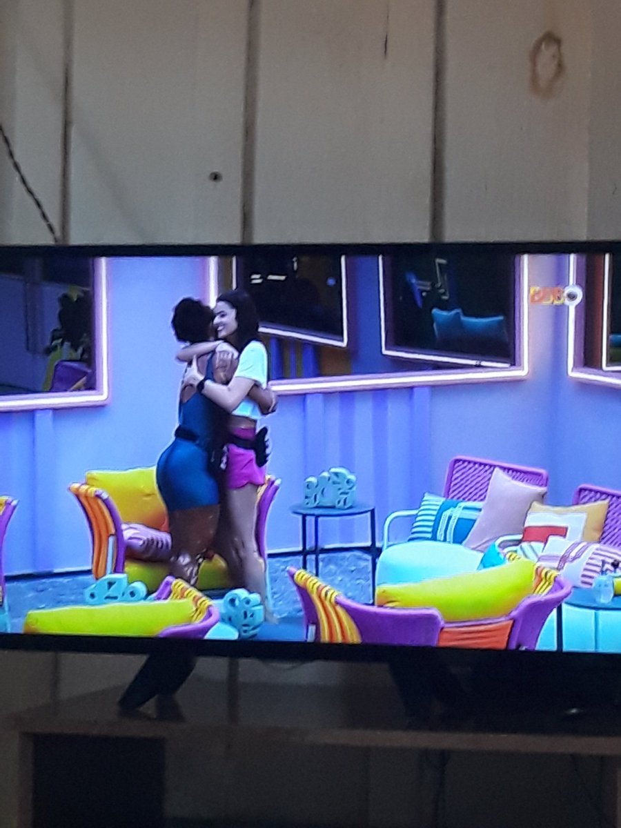 NexJhow's tweet photo. Essa cena tá mais pra Anaconda 22, esse abraço da Eslofraca, aff,  Ranço.
#RedeBBBB #FORABARABARA 
#nataliadeodato #BBB22 https://t.co/Ci7FRVIz7g