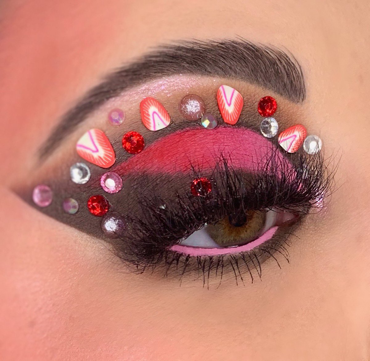 Chocolate covered Strawberries for V-Day 🥰 used Pink Religion, O**y, Extreme Frost, Oh My God VLL from JSC, <a href="/beautybay/">BEAUTY BAY</a> Wilderness palette, <a href="/ColourPopCo/">ColourPop Cosmetics</a> Luv Me Not heart blush, a bunch of stuff from Sheglam, Tatti Lashes TL5, ABH Brow pomade &amp; <a href="/Maybelline/">Maybelline New York</a> Falsies Lash Lift❤️