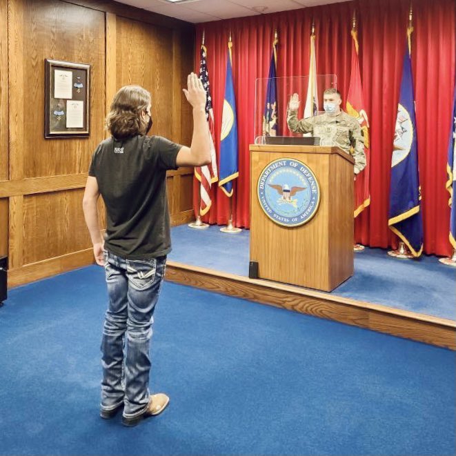 NDARNGRecruit's tweet image. Congrats to one of the newest 31B of the #NDARNG, PVT Aiden Heinle! Aiden chose to follow the path of some great role models in his life and wanted to be a part of something bigger than himself - and what a great decision that was. Welcome to the team and #GuardFamily Aiden! 👍