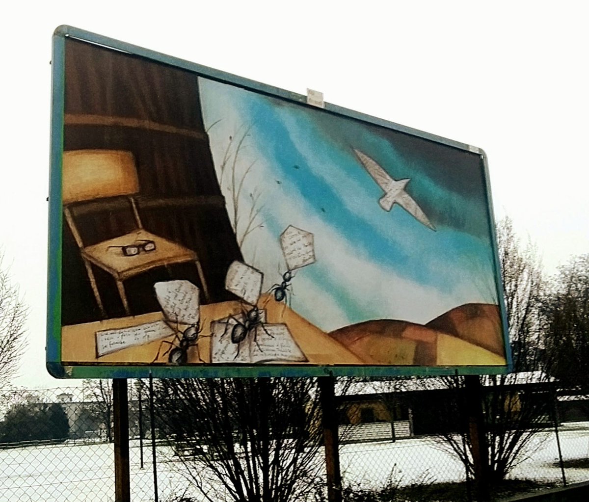 Sotto la neve di questa mattina è spuntato il murales/manifesto dedicato ad Aldo Braibanti.
Rimane in affissione fino al 28 febbraio, Via Manzoni vicino alla rotonda di Via Cristoforo Colombo