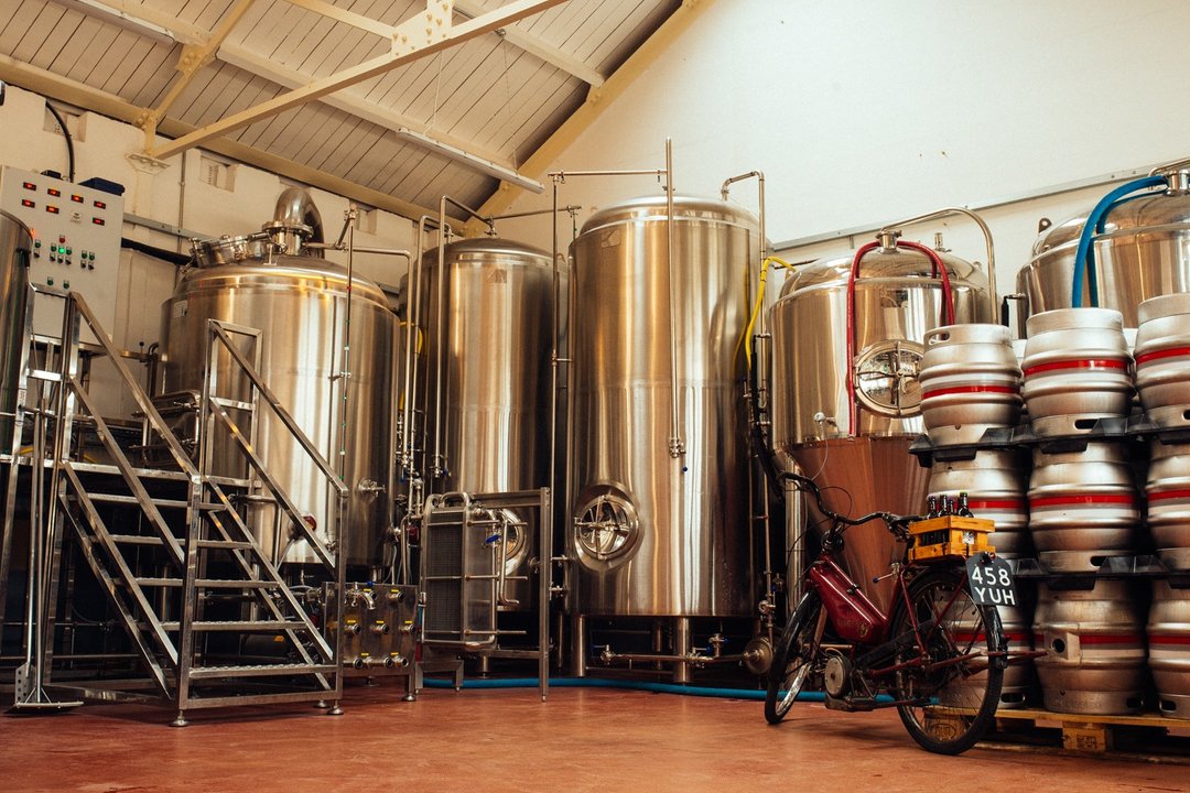 Every last drop of Wriggly Monkey beer is brewed by hand, right here at our @bicesterheritage Brewery and Tap Room - and you can even come for a pint every Friday and Saturday.

#wrigglymonkeybrewery #beerengineeredforpetrolheads #brewedinbicester