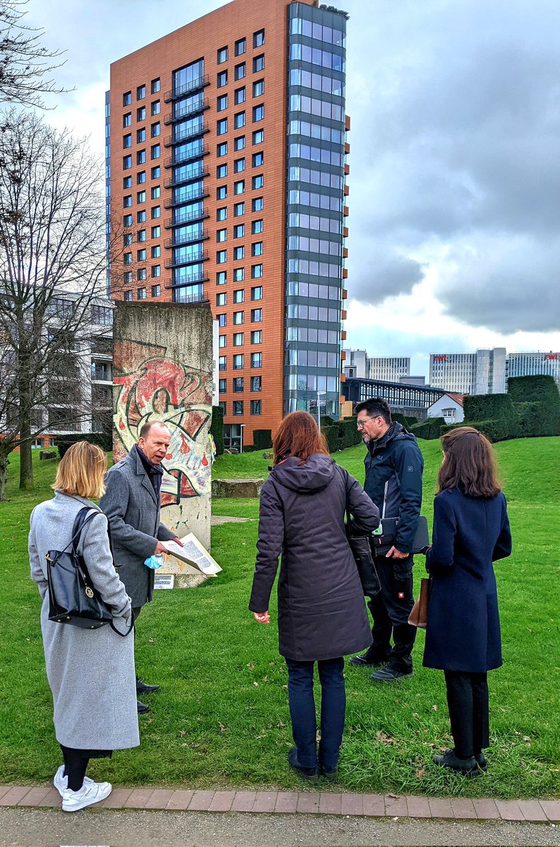 HendriksHeiko's tweet photo. Ortstermin heute am #mauersegment in Düsseldorf. Angeregt durch den Runden Tisch mit den SED-Opferverbänden hat der Landtag beschlossen, den #Erinnerungsort aufzuwerten. Zusammen mit der Staatskanzlei koordiniere ich als Beauftragter der NRW Landesregierung die Umsetzung. https://t.co/qqdeUwATDY