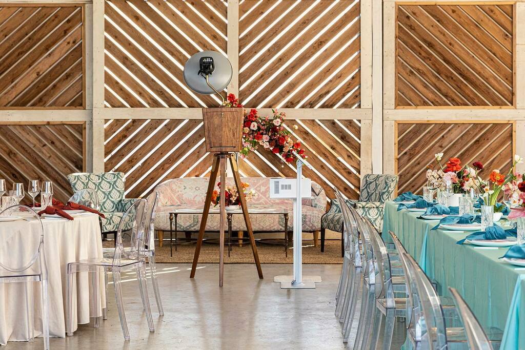 BoothEasy's tweet image. Those small details are so important on your special day. Making sure your personality and aesthetic shows up in the details and design will set you apart from the rest. These vendors certainly nailed it. What do you think? 

Pictured in this post is our… instagr.am/p/CaAnmmZpCTz/