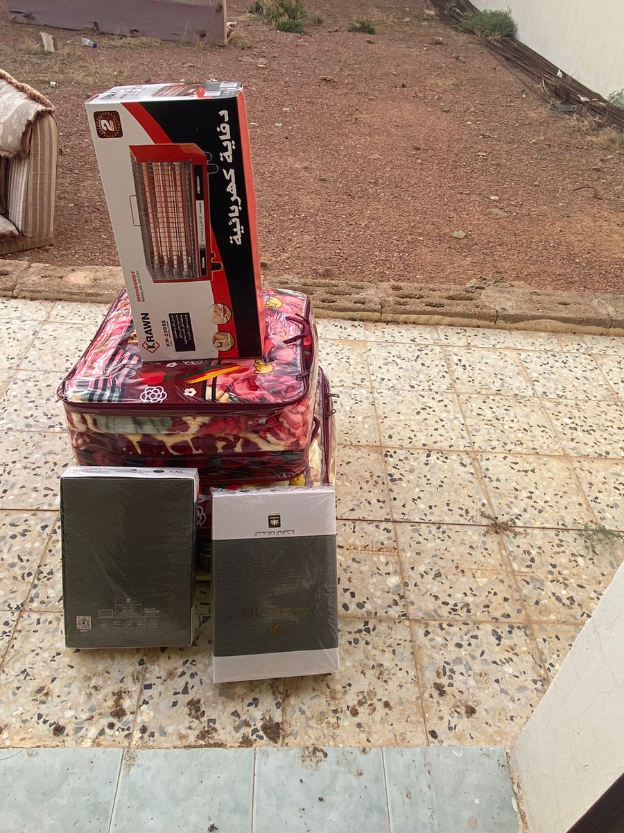 jshkh1437's tweet photo. بدعم من #الصندوق_المجتمعي
منظومة @HRSD_SA 
 في منطقة حائل، تنفذ مبادرة #التخفيف_من_وطأة_الشتاء، بإشراف مجلس الجمعيات الأهلية بمنطقة حائل، ومتابعة @Majlis_Ngos @emara_hail 
بتوزيع 134 حقيبة شتوية تشمل 134 دفاية كهربائية، و268 بطانية، و134 طقم ملابس شتوية. https://t.co/82XLY3hwcE