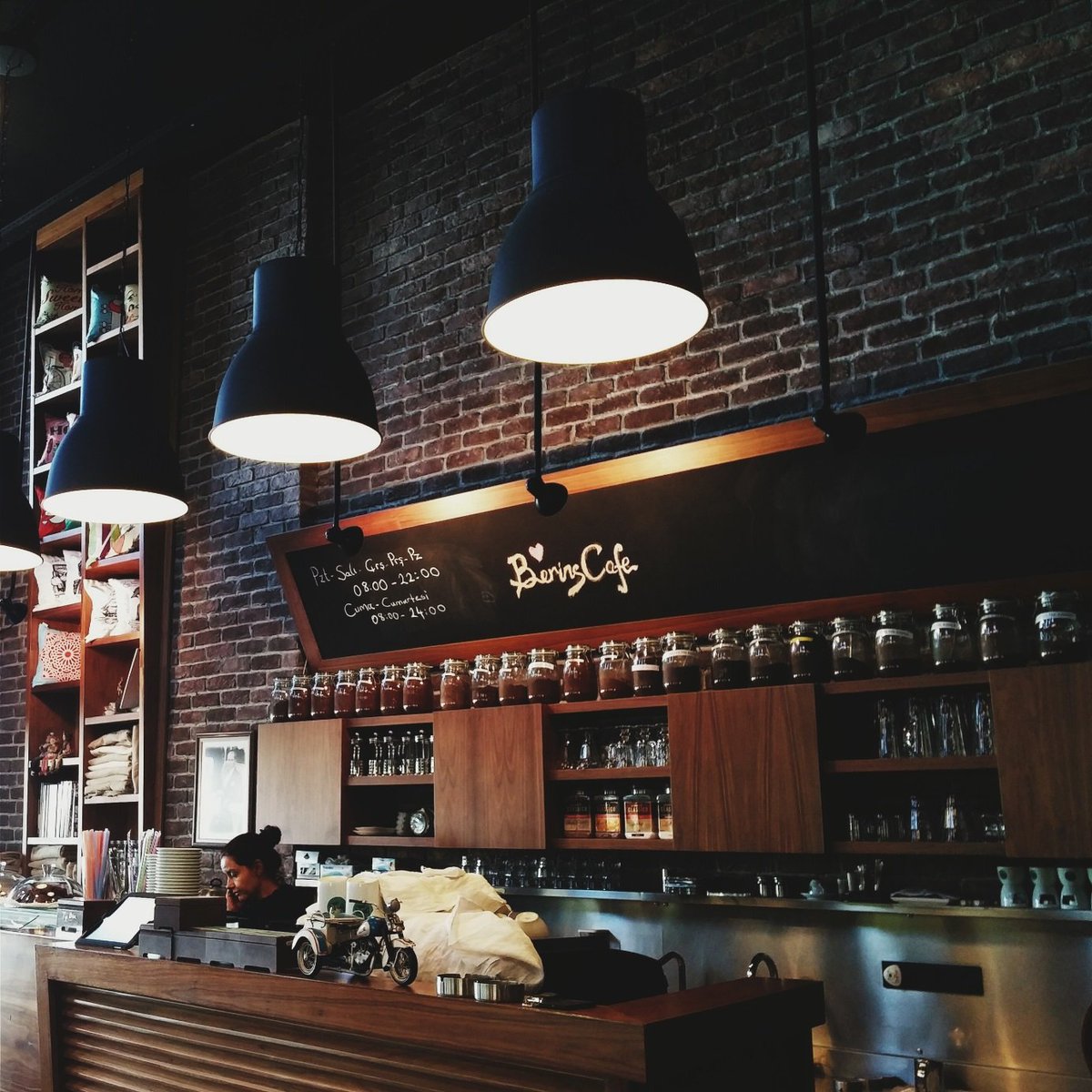 Барная стойка в баре эстетика. Бар утра. Кафе туман. Бар утра. Бар утра.