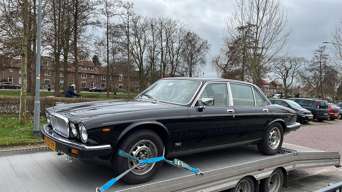 Vandaag toegevoegd aan onze collectie. XJ series 3 4.2, bouwjaar 1980, tweede eigenaar en slechts 13.000 km! #speldineenhooiberg #terlouwclassics #jaguaryoungtimer
