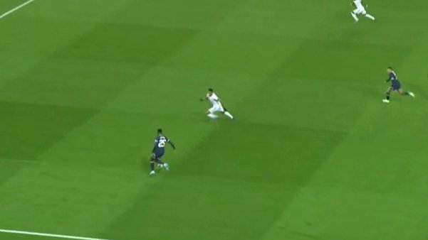 SportsCenterBR's tweet photo. Vai aonde, Militão? Nuno Mendes bagunçou o zagueiro brasileiro! https://t.co/vvdhcUN9Kl