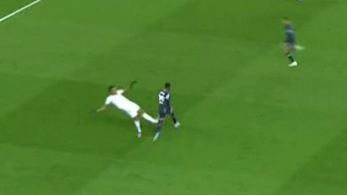 SportsCenterBR's tweet photo. Vai aonde, Militão? Nuno Mendes bagunçou o zagueiro brasileiro! https://t.co/vvdhcUN9Kl