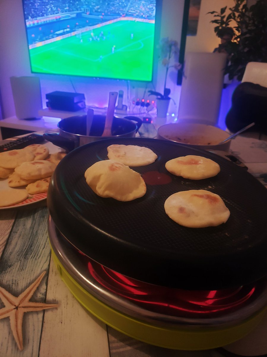 rachidowsky13's tweet photo. Batbout avec un appareil à raclette, c'est ça la laïcité https://t.co/n43KHmkONJ