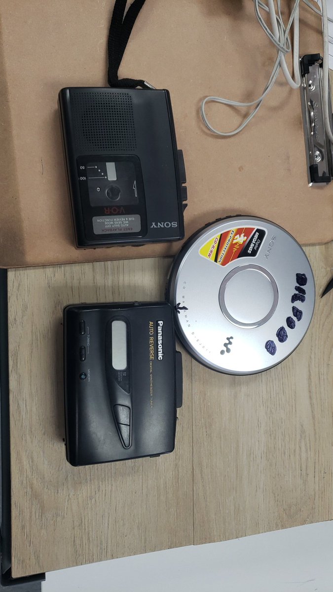 We dispose of old electronics at my job, sometimes I come across #retro gold!

#retrotech #cassette #cdplayers #taperecorder