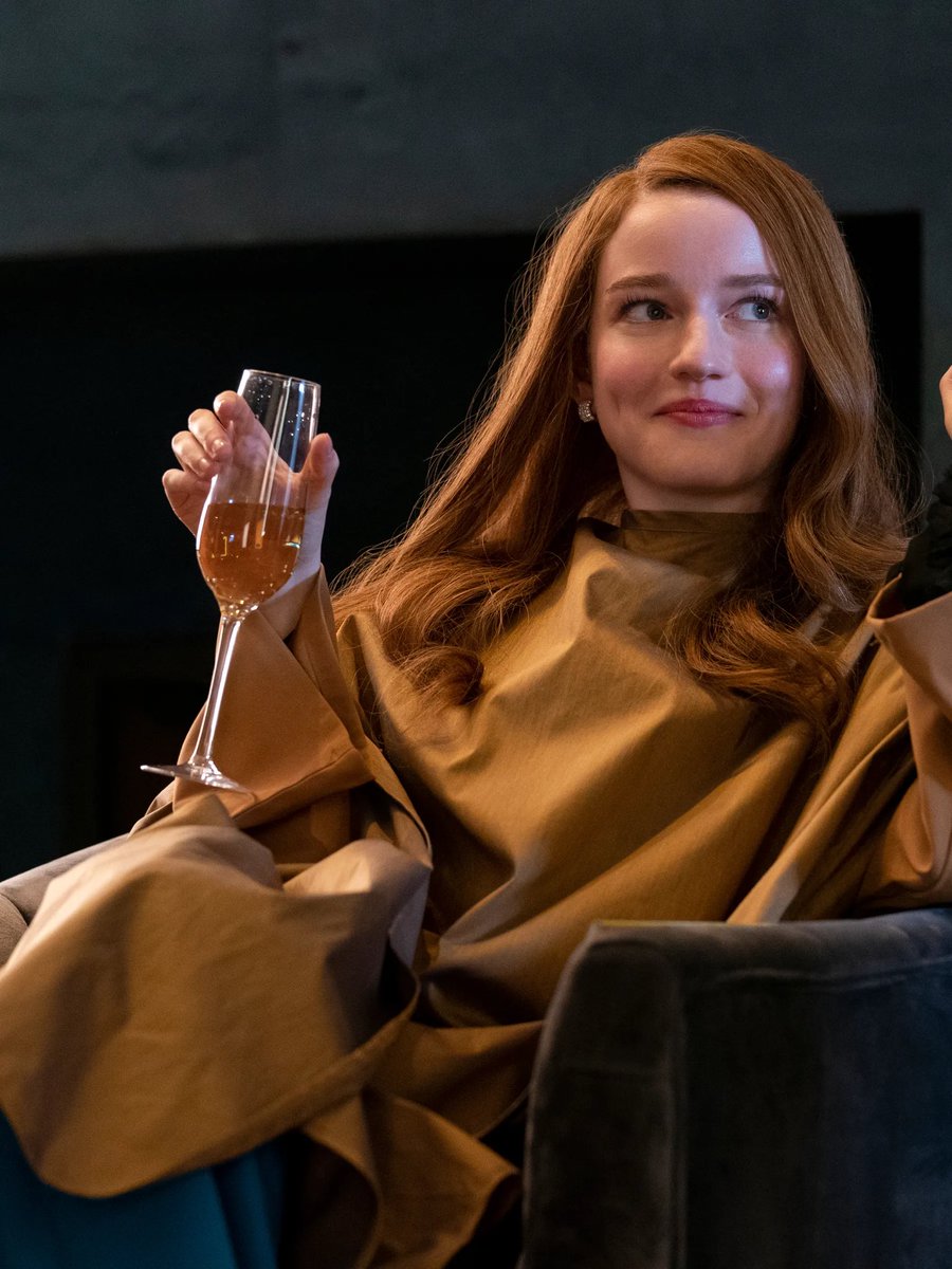 #InventingAnna and #tinderswindler are _ difference between the two is that her scam almost dismantled the system reserved for the top 1%. He preyed on gullible women, nothing special
SHE INFILTRATED A WHOLE SYSTEM!!! THEY WERE NOT LETTING HER GET AWAY WITH IT. 12yrs vs 5 mts