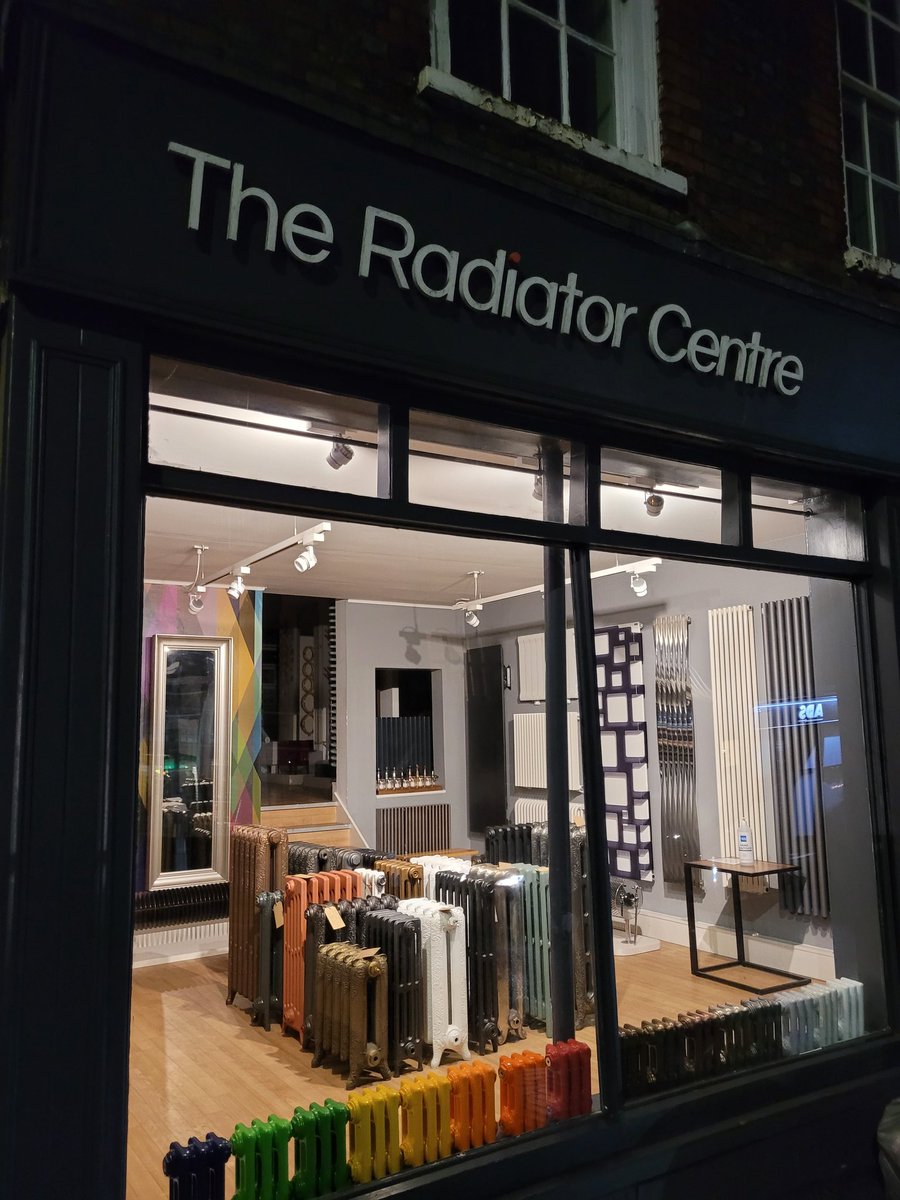 Mira <a href="/ierrejon/">Íñigo Errejón</a>, tu tienda favorita!! 🤣