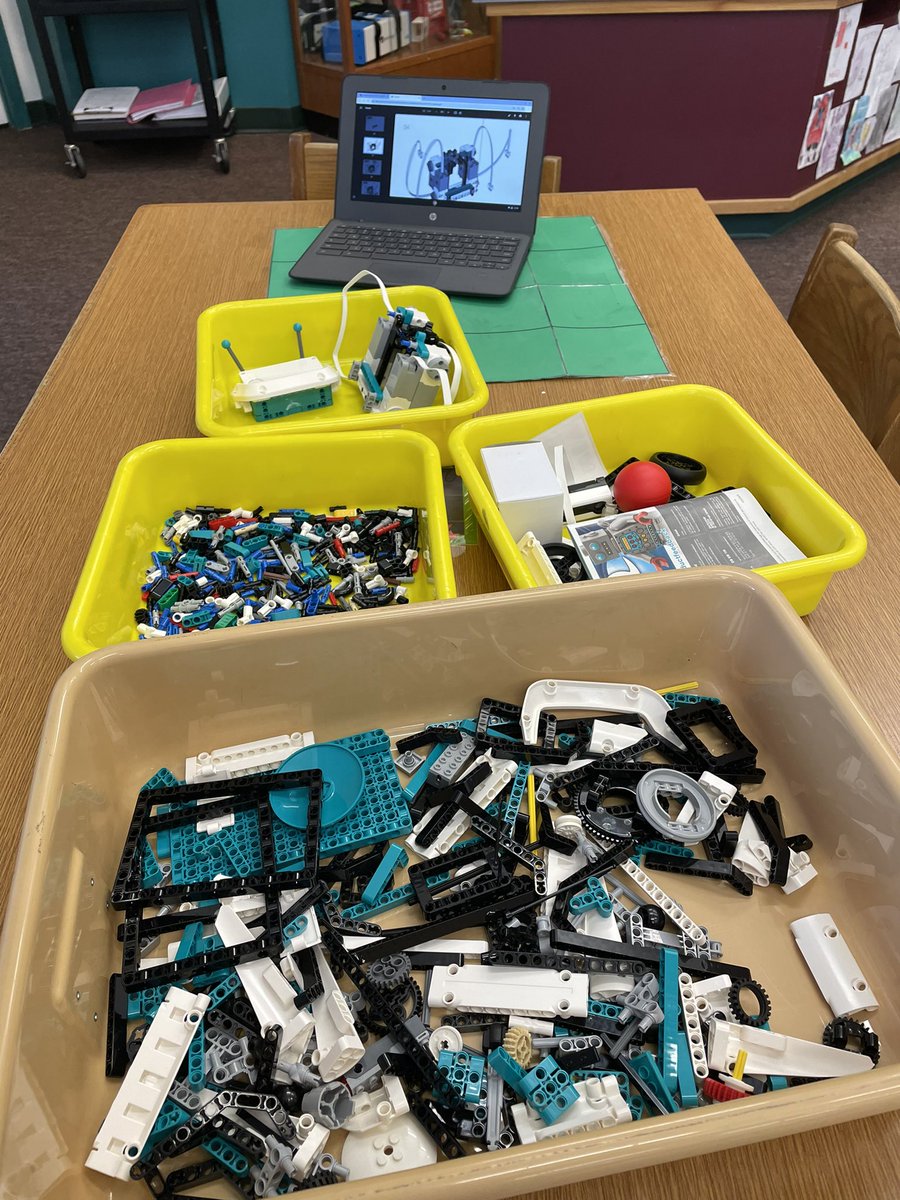 HollyWulfekuhle's tweet image. Little engineers in the making…#buildingrobots