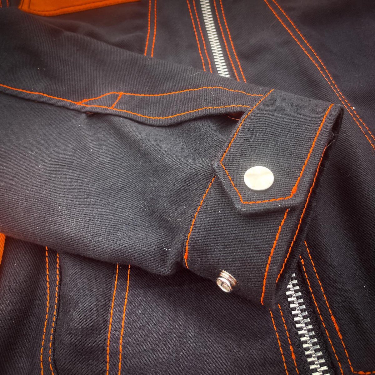 byefrisbie's tweet photo. 1/2 pieces for an outfit I did for a client recently. My take on the “traditional” denim jacket.

-Widened front seams creating a subtle “W”, a significant letter to the client
-10 oz bull denim
-Pocket in lining
-Adjustable vented cuff
-Removable belt
-Japanese satin lining https://t.co/yVLnz6qJYA