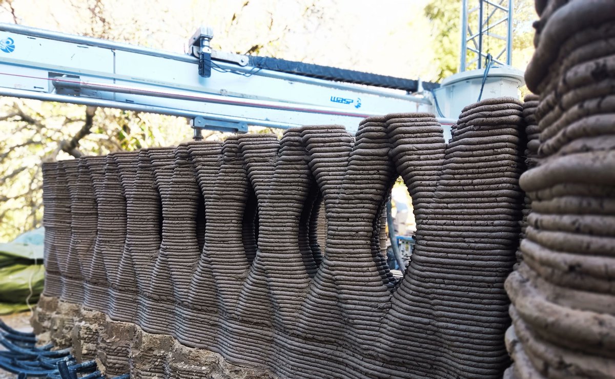 Con el equipo y los estudiantes del postgrado 3DPA del <a href="/IAAC/">IAAC</a> se está imprimiendo en #bcn el primer edificio en #impresion3d con tierra a nivel nacional! Como experta de construcción con tierra, es una alegría haber conseguido construir sin estabilizantes y con la tierra del lugar