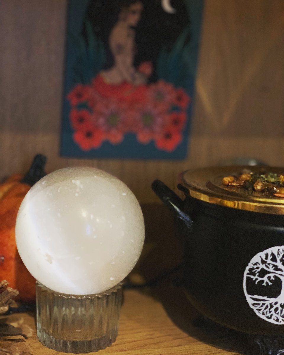 7Crystals_'s tweet photo. Healing properties of selenite
promotes peace and calm.
provides clarity.
clears blocked energy.
elevates the spirit.
helps you access your intuition.
is an effective space cleanser.
vibrates at a very high frequency.
promotes connection and camaraderie. https://t.co/IKqDh1a88x