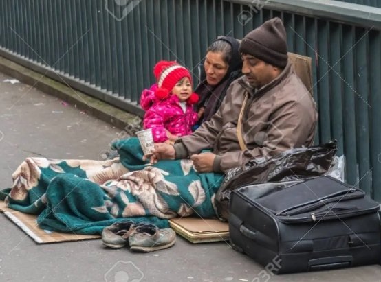 Ne dünyalar gördüm hayat içre;

yokluk ve yoksulluğun, boyun büktüren,
mihneti tattıran garibanlığı;
ev sahibinin yaralayan yabanlığı...
....
Gözü görmez, sol yana düşüktür başı;
gözü gönlüdür, içi durudur, sabırdır aşı...