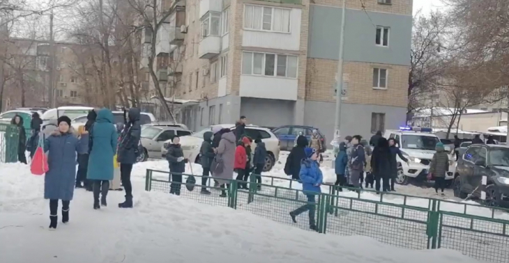 1 видео 19. Эвакуация в школе. Взорвали школу в Волгограде. Заминировали Волгоград. Эвакуировали детей из школы.