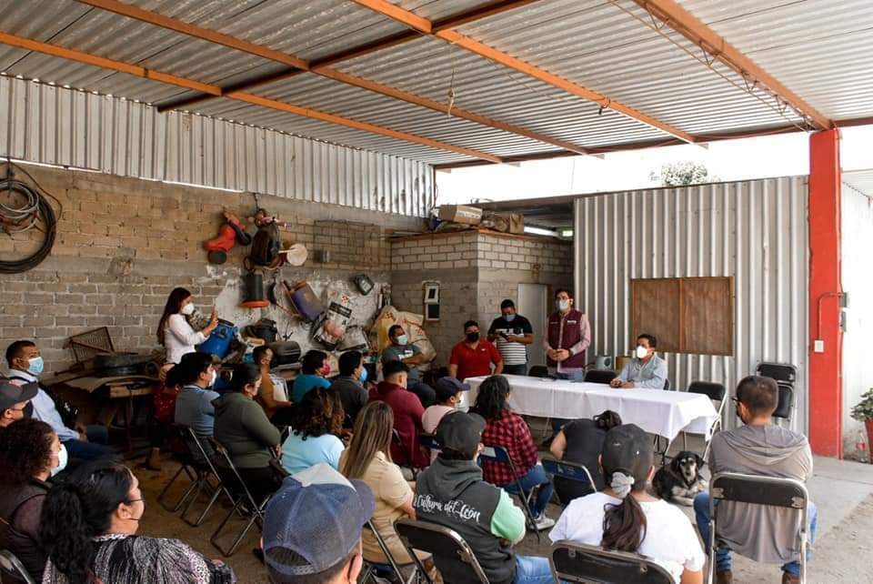 JulioCsarAudelo's tweet photo. Acompañe al diputado Luis Alberto  Sosa  a una reunión de campesinos y ganaderos de Soledad #Etla para escuchar las necesidades para llevar a cabo su labor.

La coordinación  institucional  y constante  es la base para el desarrollo de nuestras comunidades
 #CEUCO 
#COCyP https://t.co/q5F0Mi2Ecz