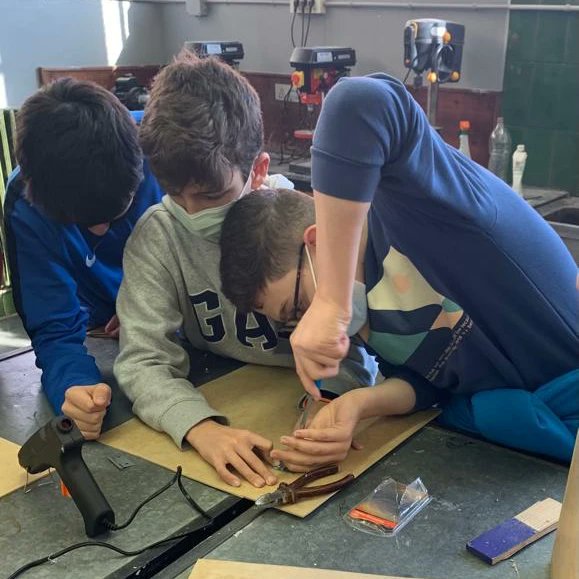 SalesiansSbd's tweet photo. #2ESO ha iniciat el treball de taller amb la construcció de les caixes per poder fer divulgació dels fenòmens estudiats.
Després d'escalar les peces, han hagut de serrar, polir, ensamblar i col·locar les frontisses. 

#TreballxProjectes 
#àmbits
#STEM
#ExpedicióPlanetaTerra https://t.co/LecXsCruaL