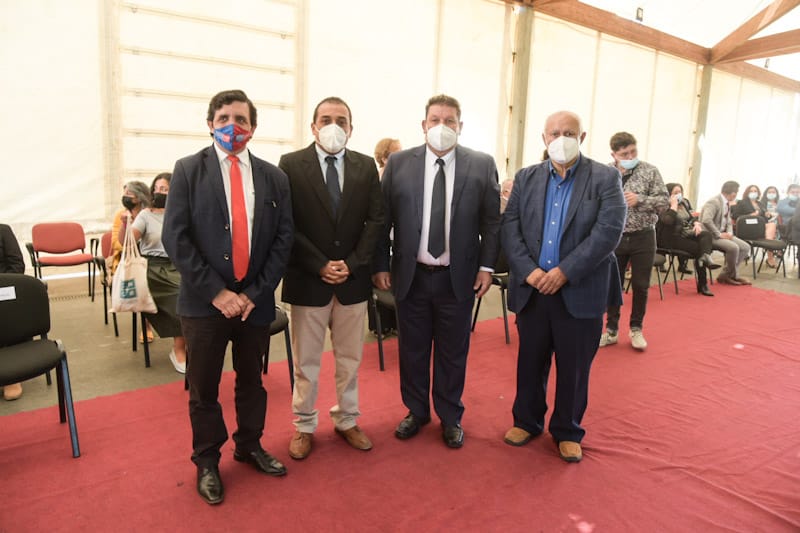 GOREdeLosRios's tweet photo. ➡️El Gobernador Protocolar @ELIASSABAT junto a los Consejeros Regionales @jtaladriz y @HectorPachecor participaron de la ceremonia de aniversario de los 201 años de La Unión.
✔️Enviamos un cariñoso y afectuoso saludo a toda la comunidad de la capital de #ElRanco https://t.co/h63NVJmpK5