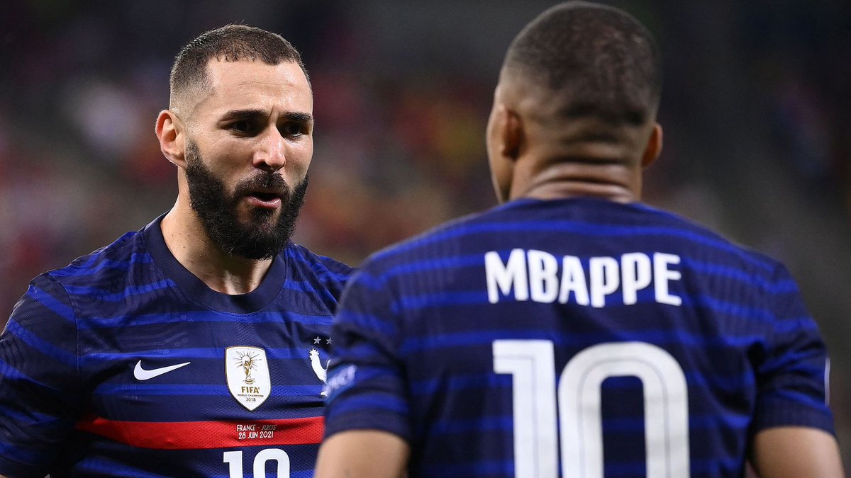 🏟 Maç öncesi koridorda:

🗣Mbappé: “Sen sakat değil miydin?"

👤Benzema: “Biraz evet"

🗣Mbappé: "Yalancı o**** çocuğu (gülerek)"

👤Benzema: "Manyak (gülerek)"