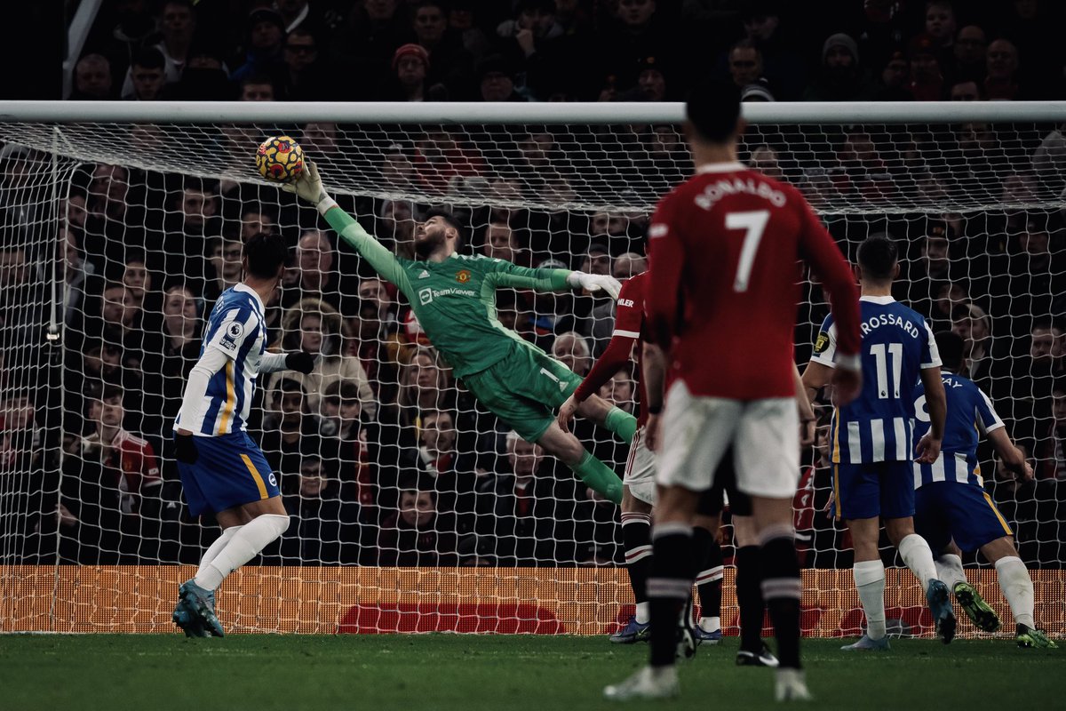 Stunning stop, <a href="/D_DeGea/">David de Gea</a> 👐

#MUFC | #MUNBHA