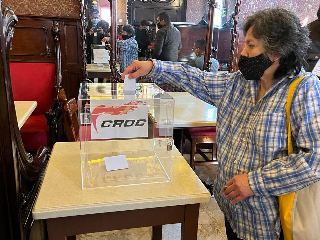 escalaconcroc's tweet photo. Se llevo acabo la legítimacion del CCT del 𝗥𝗲𝘀𝘁𝗮𝘂𝗿𝗮𝗻𝘁𝗲 𝗟𝗮 𝗢𝗽𝗲𝗿𝗮, donde las y los compañeros ejercieron su voto de manera personal, democrática, directa y secreta, obteniendo el 99% a favor del CCT.
@IsaiasSiCumple 
@davidortegaq 
@CROC_Nacional https://t.co/pllyi1XQtW
