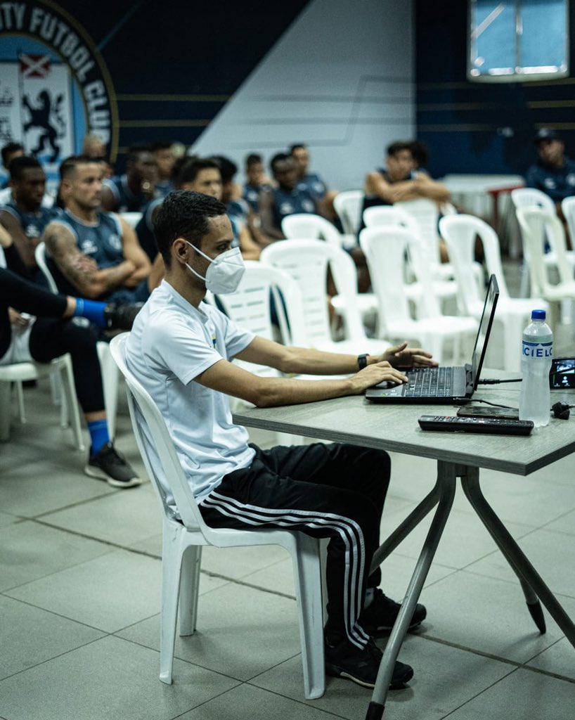 🙌 La Comisión Nacional de Arbitraje pone a disposición de los clubes afiliados a la <a href="/LigaProEC/">LigaPro</a>, capacitación sobre las Reglas de Juego ⚽️🔍

✅ En días anteriores, jugadores de <a href="/GuayaquilCityFC/">Guayaquil City FC</a> y de <a href="/BarcelonaSC/">BARCELONA S.C.</a>, conocieron en detalle, la aplicación de dichas normas 📋