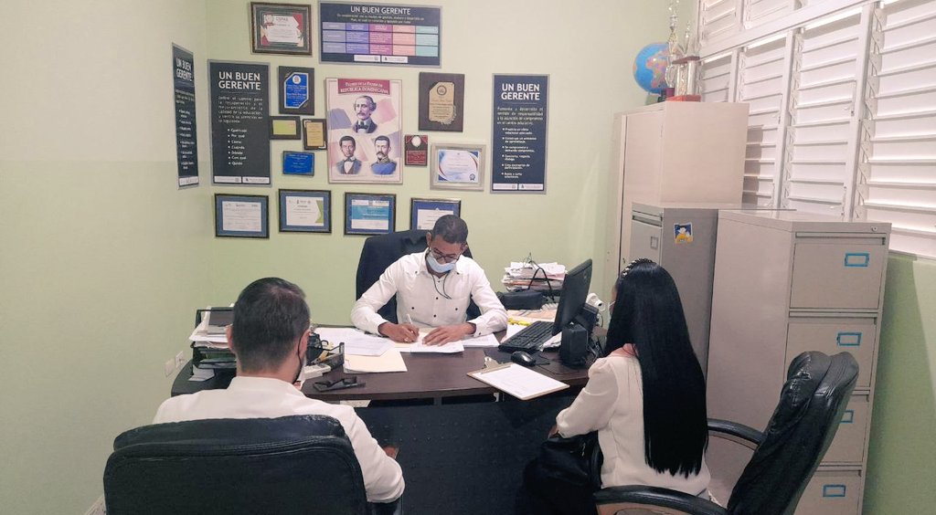 Firma de convenio entre la universidad ISA y el Liceo Jacinto de la Concha.