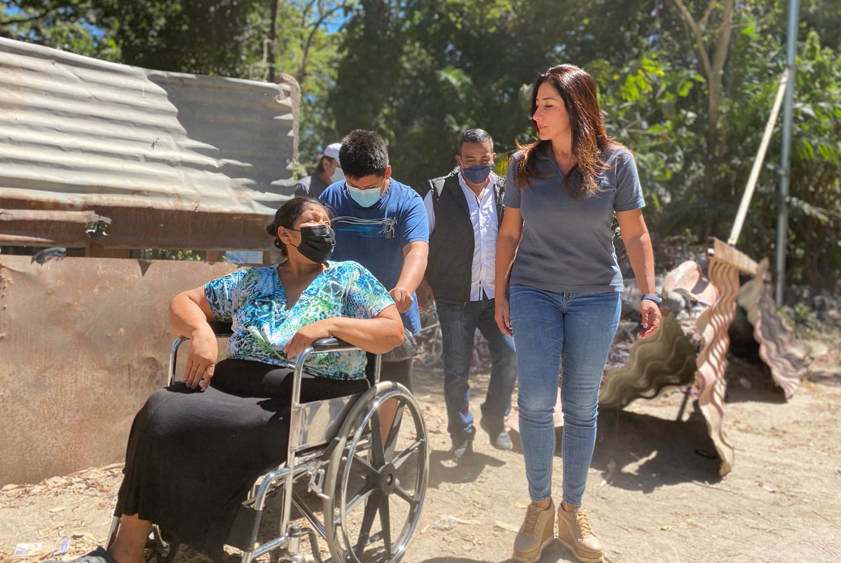 RavinSosa's tweet photo. Este día, acompañe a la ministra de @ViviendaSV, @misol140, a realizar la entrega de una vivienda permanente en Tonacatepeque.

Con esta obra, se mejorará la calidad de vida de la familia García, que por años habitó en condiciones de vulnerabilidad.

#TransformandoVidas 🙌 https://t.co/ILwiaIk0mS