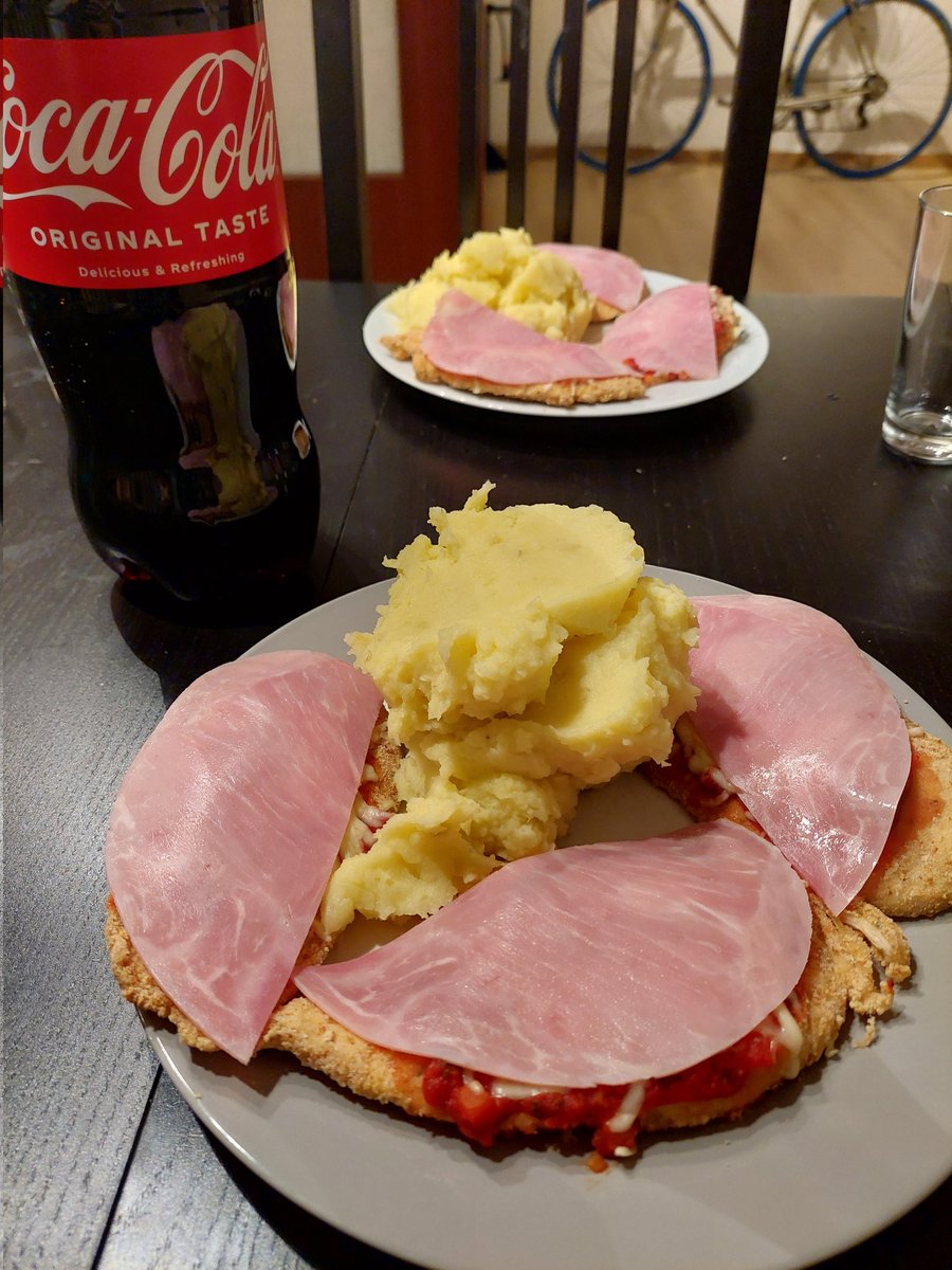 perrosolar94's tweet photo. My roomate español me pidió que le preparase un plato típico de Argentina y como no sé hacer asado hice 💫milanesas napolitana con puré💫 https://t.co/NIRfaF18Uo