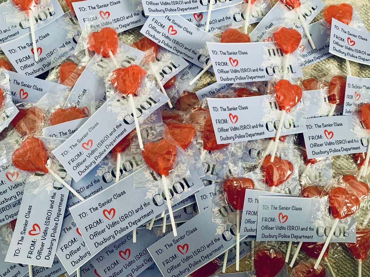 _ms_xu_'s tweet photo. Our seniors are SO LOVED!! Thank you @MaryEllenVidito @Duxbury_Police ♥️♥️ #candygrams https://t.co/WJtHzmUYXL