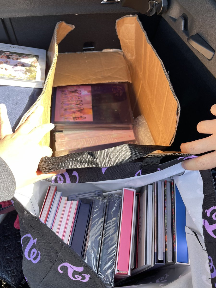bubblesmumbles's tweet photo. if you see us, come say hi!! we have free albums ❤️ #TWICE_4TH_WORLD_TOUR #TWICEINLA https://t.co/IhPahPq4Gt