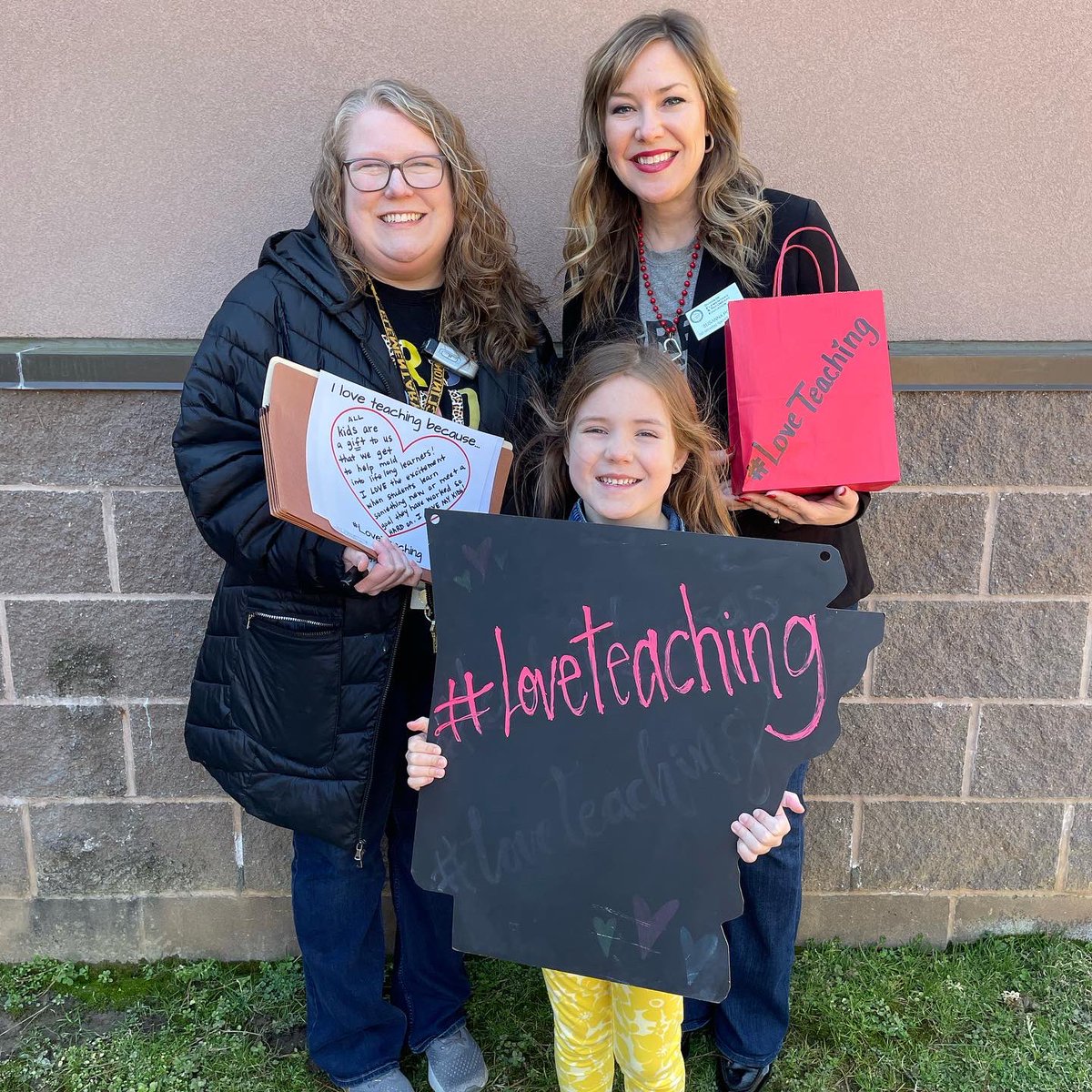 SusannaPost's tweet photo. 💜shaped AR tour cont: visited Harrison’s Forest Heights Elem; Clinton’s Elem, JH, SH; and Highland’s HS and Cherokee Elem. Teachers were beautifully passionate and also honest about what they need. It was a full day of amazing connections. #Atoy21 #teacharkansas #LoveTeaching https://t.co/lgCDrodlbK