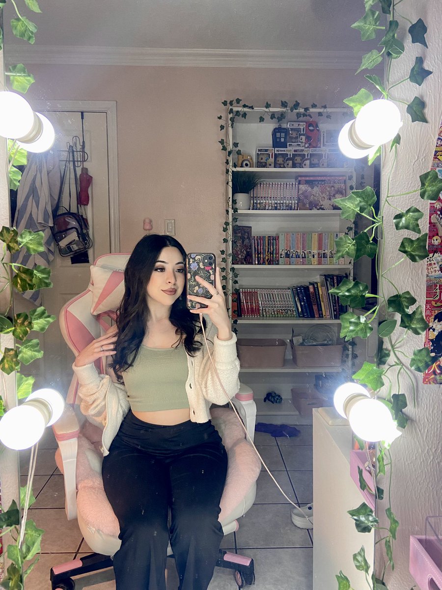 jadegrza's tweet photo. Big things are coming 🙈 https://t.co/4Wf4S7TpBx