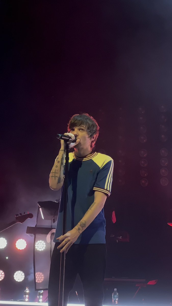 HLDTour's tweet photo. Louis Tomlinson, live from The Met Philly.   
#LTWTPhilly  
2.15.22    

📸: CANCELEDRRY https://t.co/IsoS7CkPTg